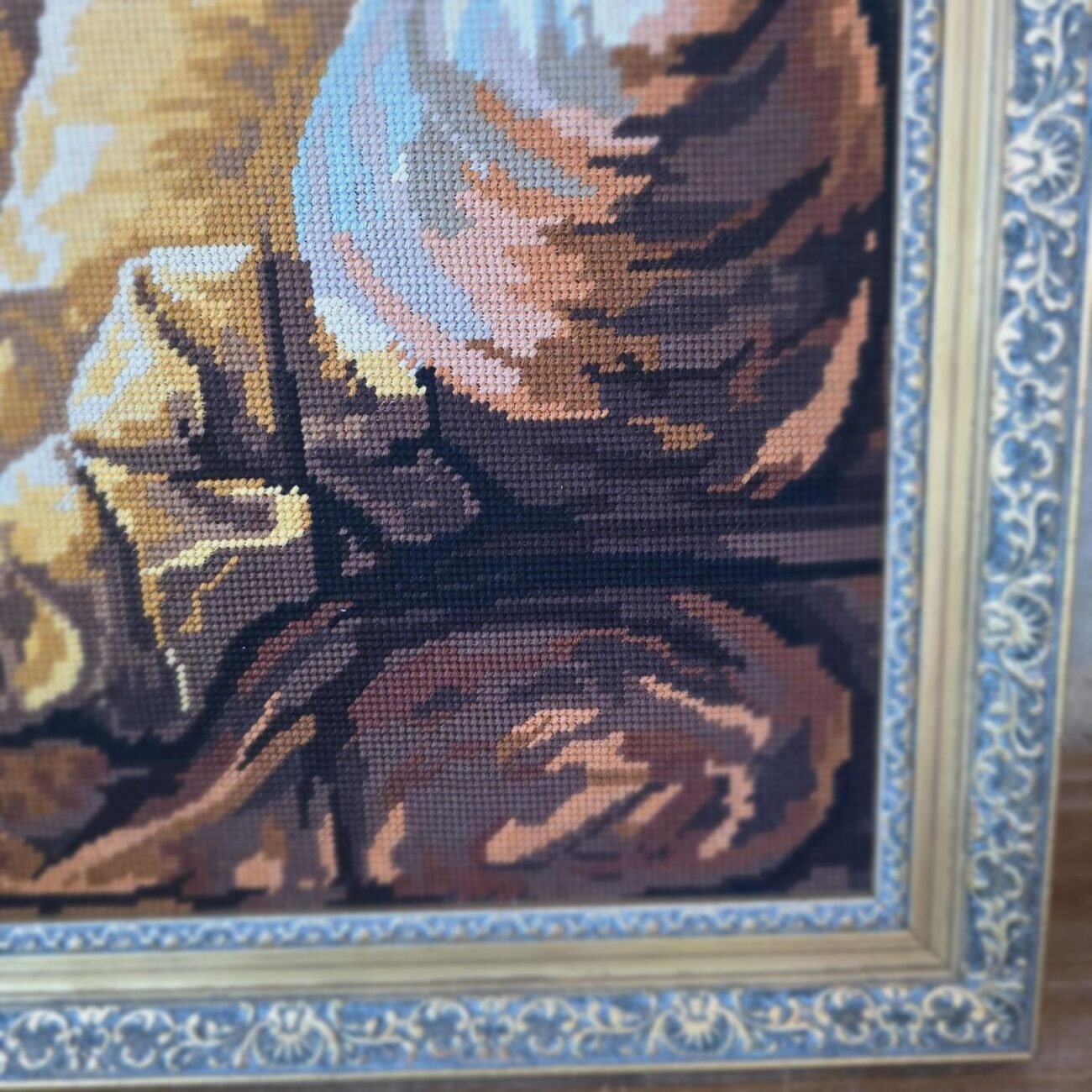 Détail du coin droit du canevas et du cadre ancien