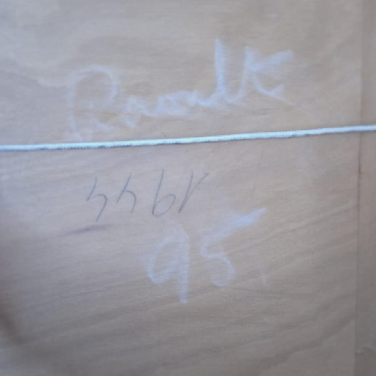 Zoom sur l'écriture 95 au dos du cadre doré