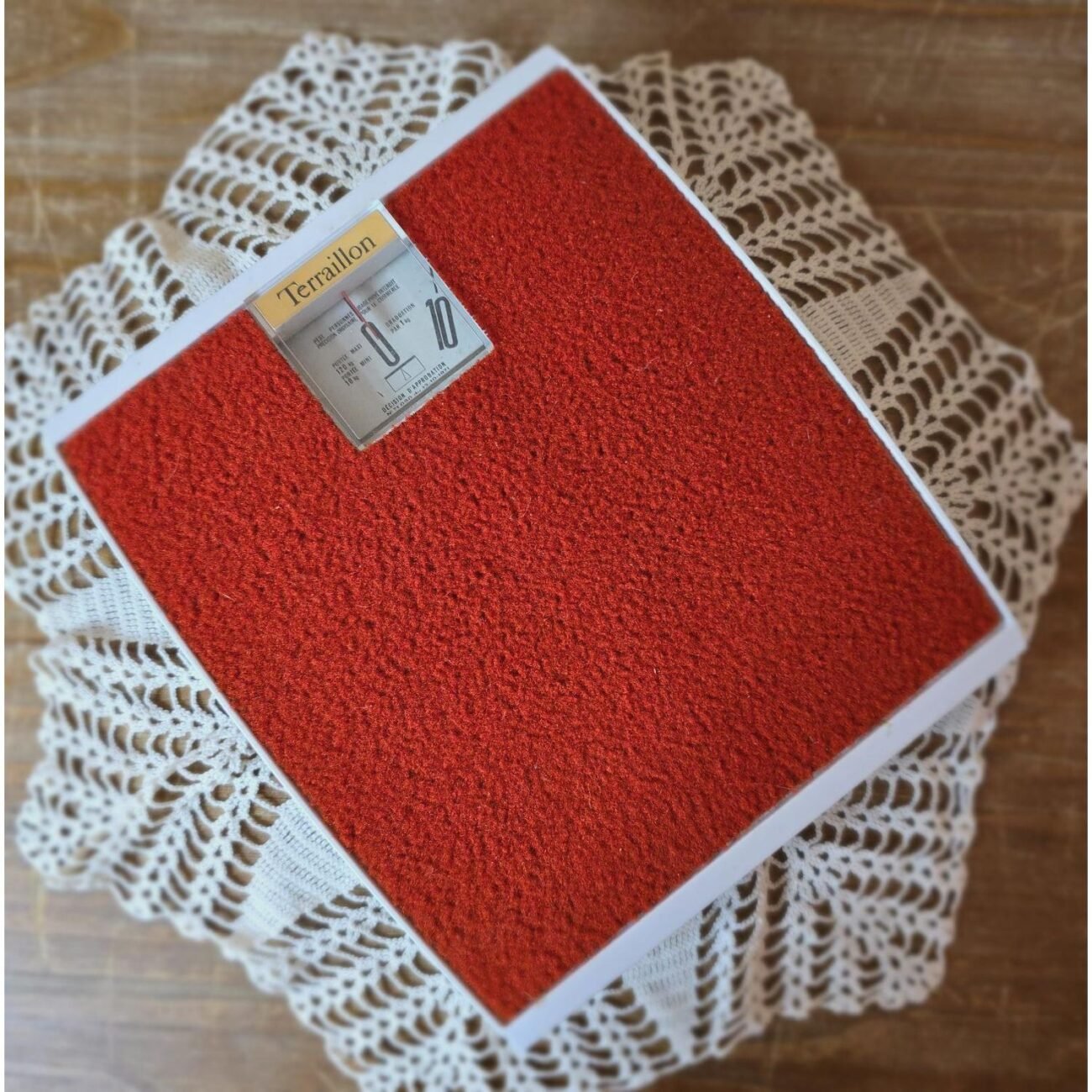 Pèse-personne moquette rouge, Années 70