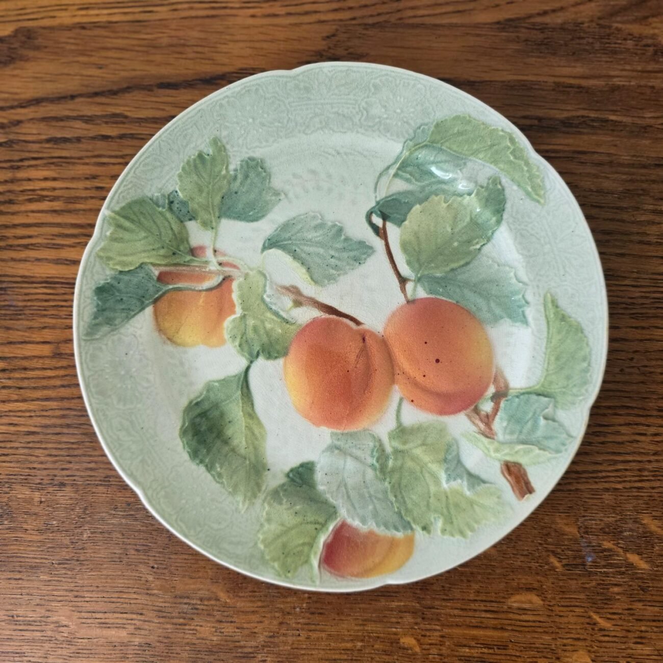 Assiette barbotine vintage décor fruits, modèle “Les Fruits” avec abricots – vue d’ensemble