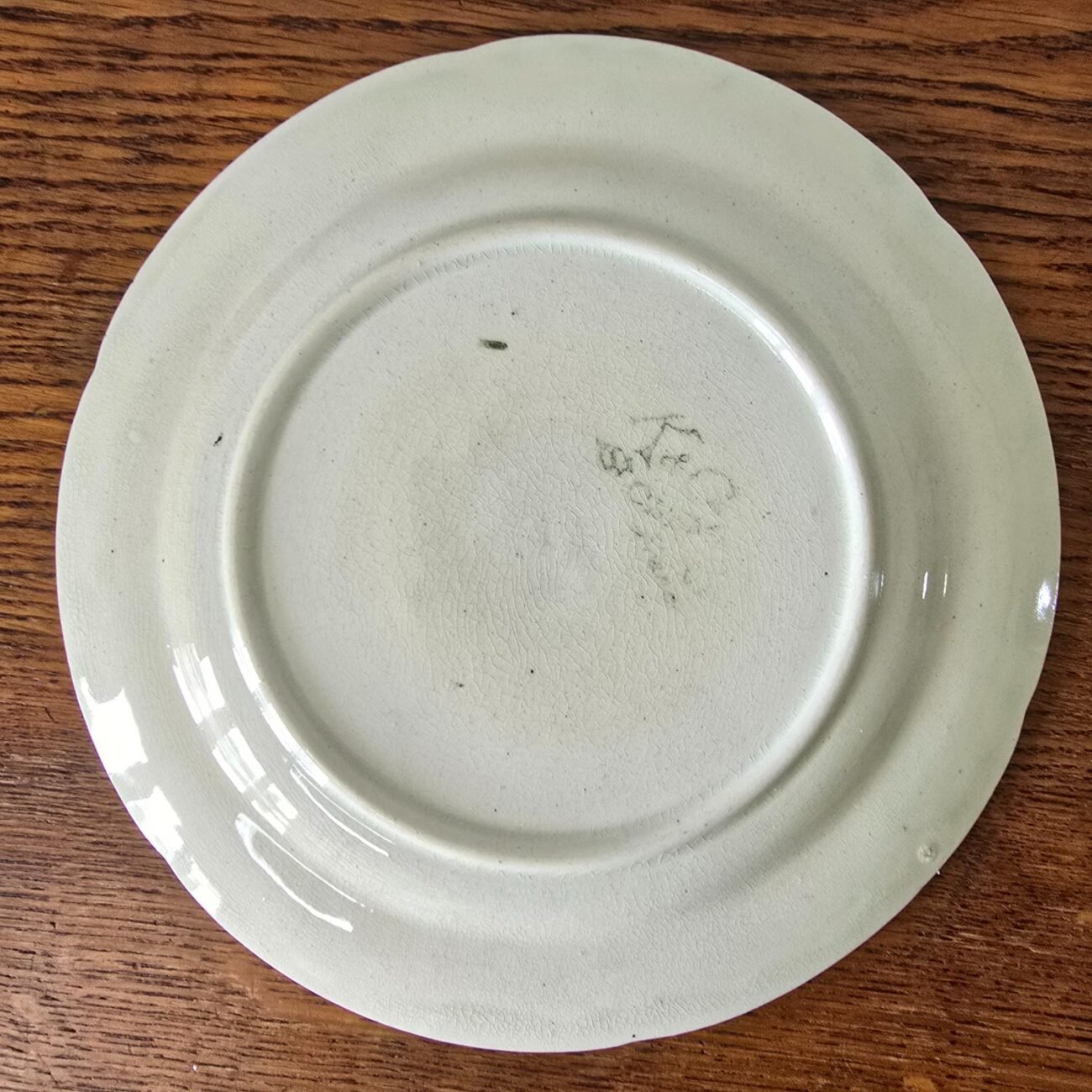Vue arrière de l’assiette barbotine St Clément, marque d’usure et cercles de cuisson visibles – faïence authentique