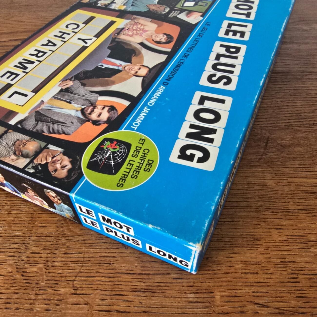 Vue en diagonale de la boîte bleue du jeu Le mot le plus long, version émission culte.