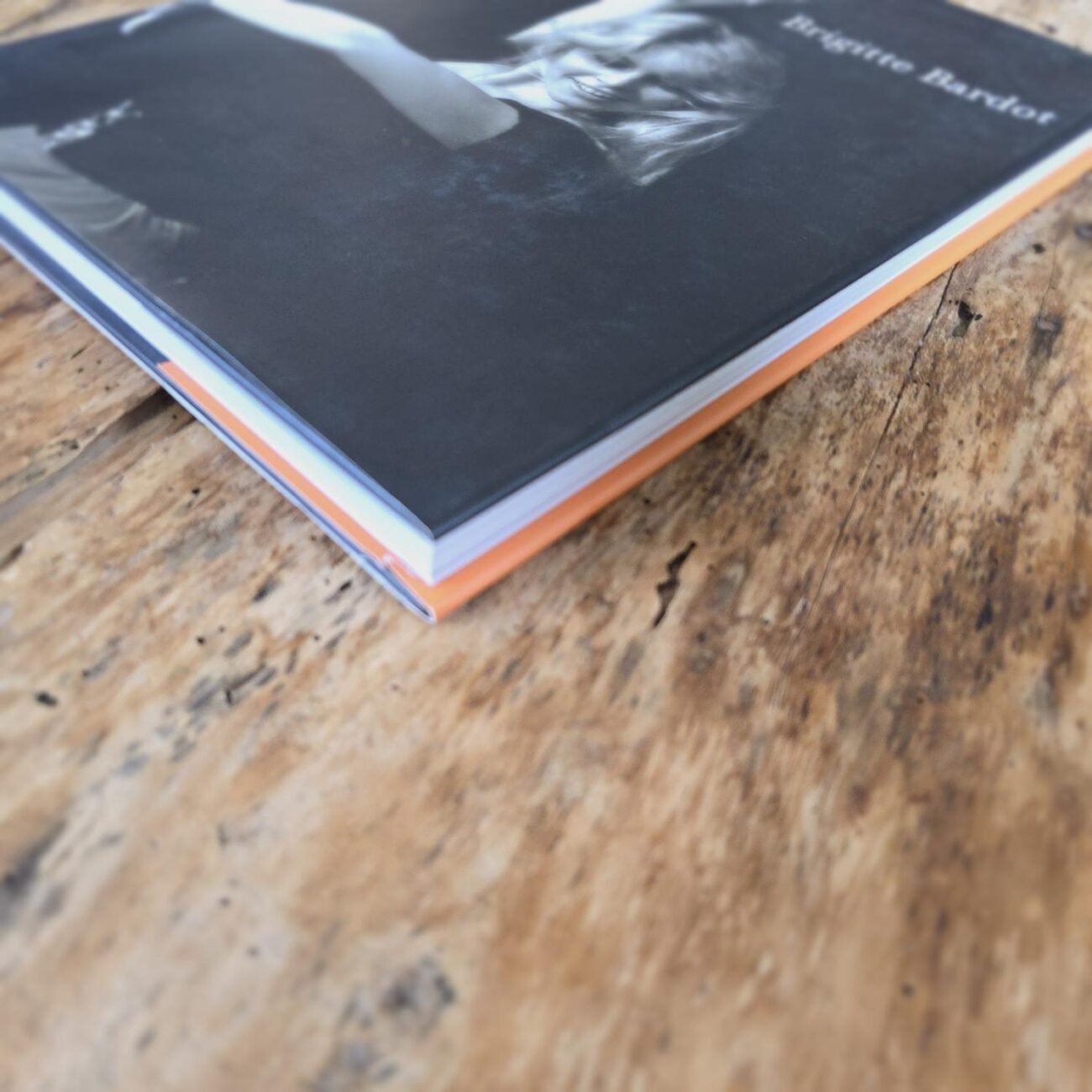 Couverture du livre "Brigitte Bardot", vue de la tranche côté bas