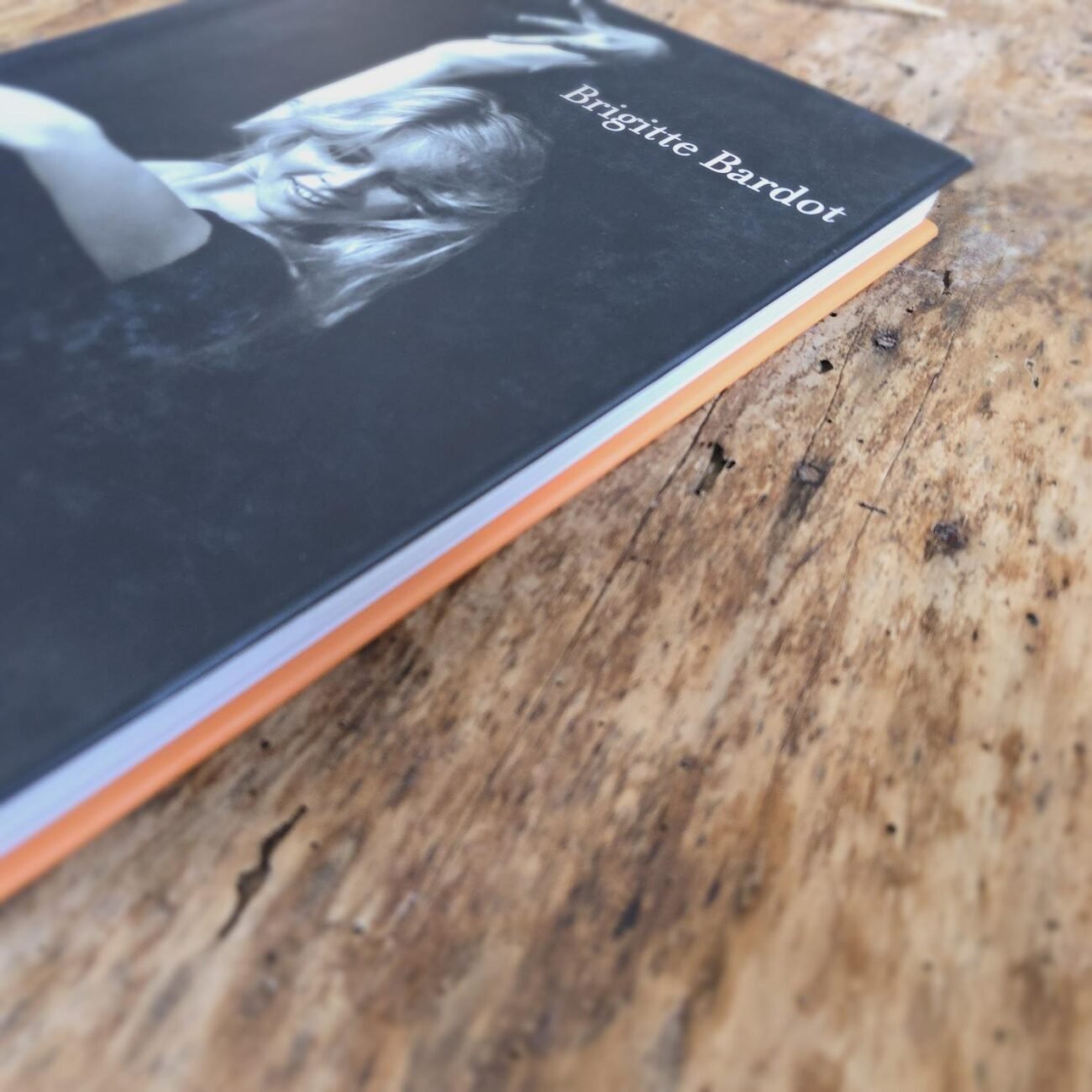 Couverture du livre "Brigitte Bardot", vue de la tranche côté haut
