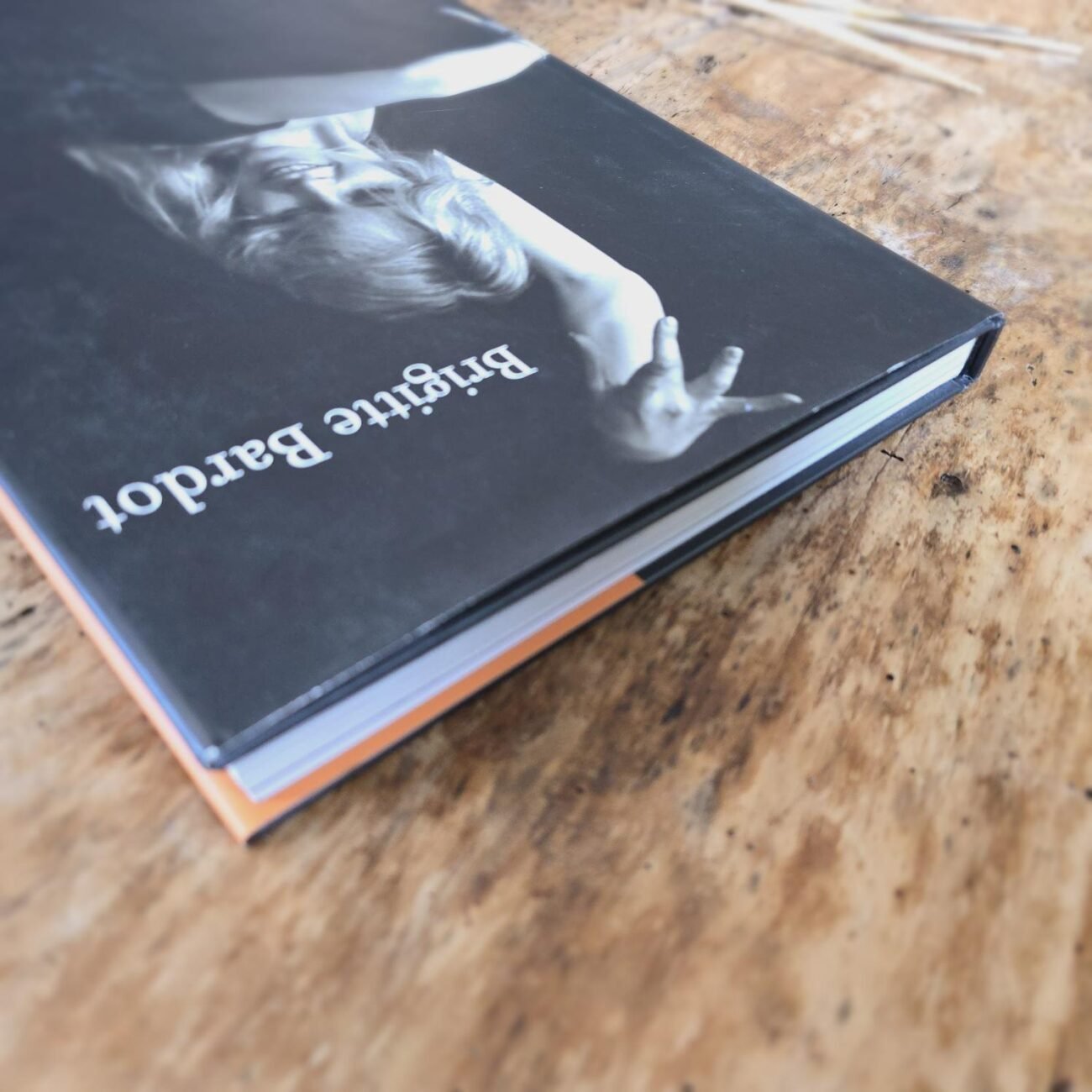 Couverture du livre "Brigitte Bardot", photo en noir et blanc, vue de la tranche haute