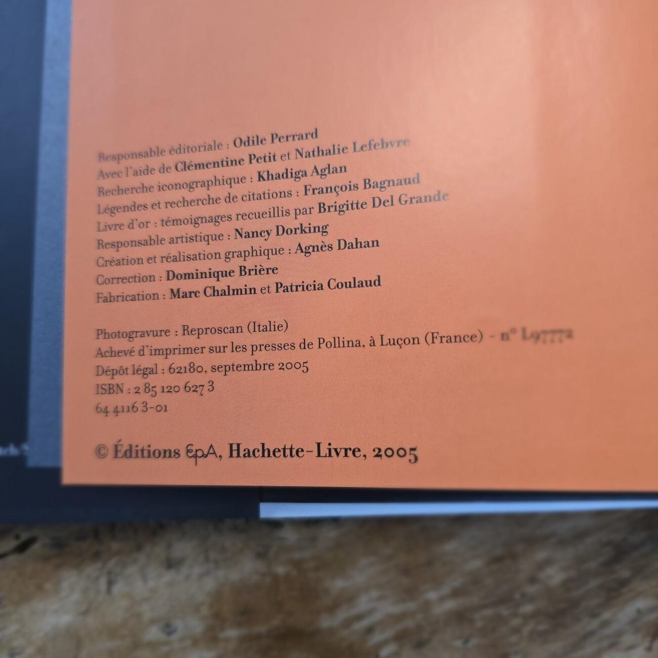Zoom sur les détails de l'édition et fabrication du livre Brigitte Bardot