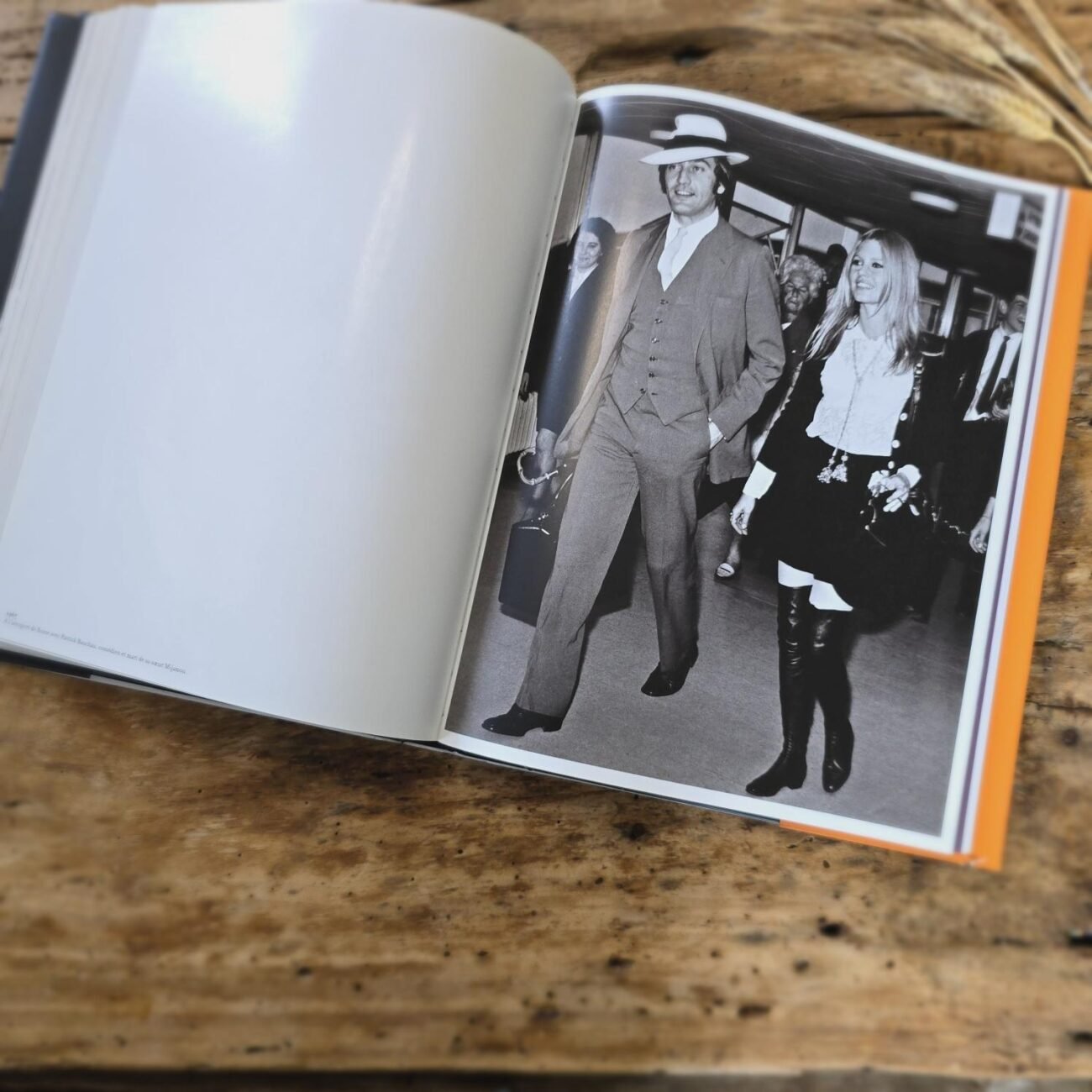 Page du livre de Brigitte BArdot, photo en noir & blanc de B.B avec un homme
