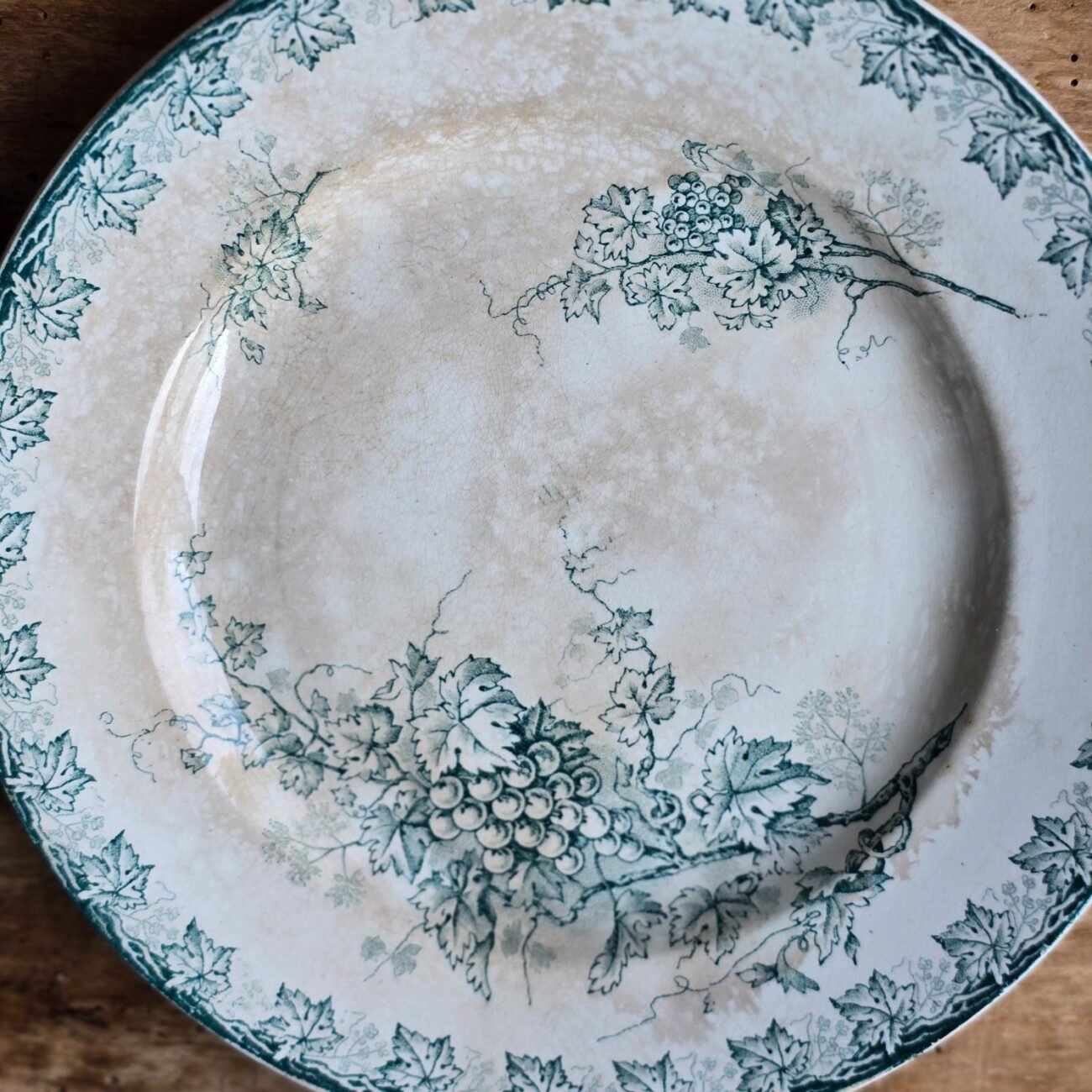 Assiette ancienne raisin, vue face – motif de feuilles de vigne et belle patine