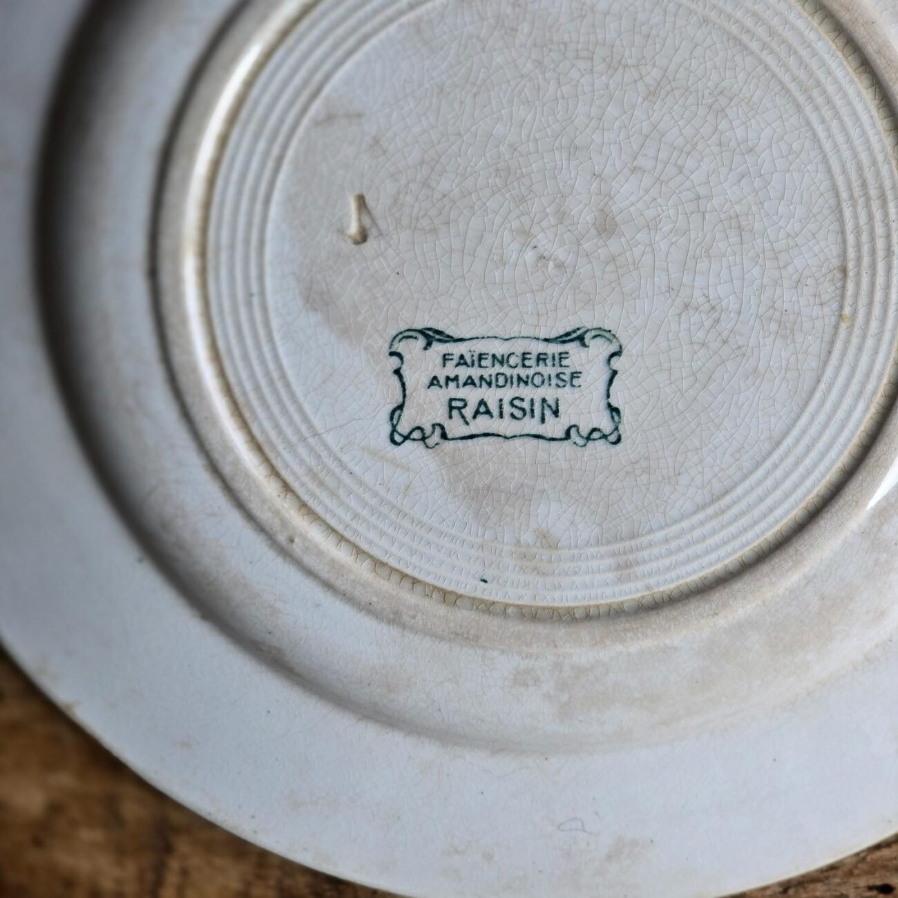 Estampille Faïencerie Amandinoise – modèle Raisin – au dos de l’assiette