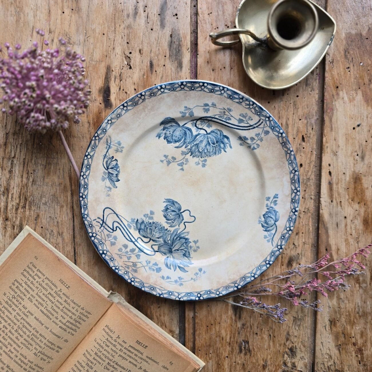 Assiette ancienne Sarreguemines modèle ROYAT, décor bleu floral, vue stylée