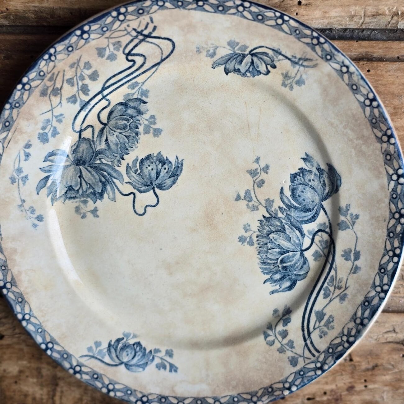 Assiette à dessert Sarreguemines, modèle ROYAT, patine naturelle sur bois brut