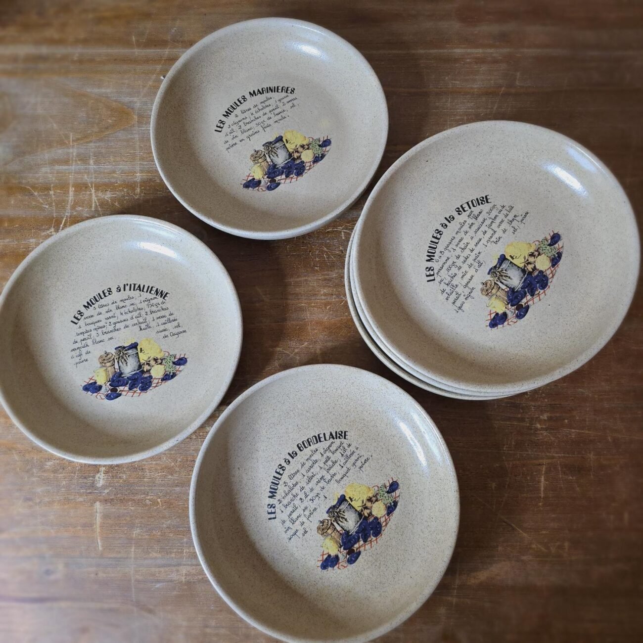 Recette des moules à la Rochelaise illustrée sur assiette vintage creuse