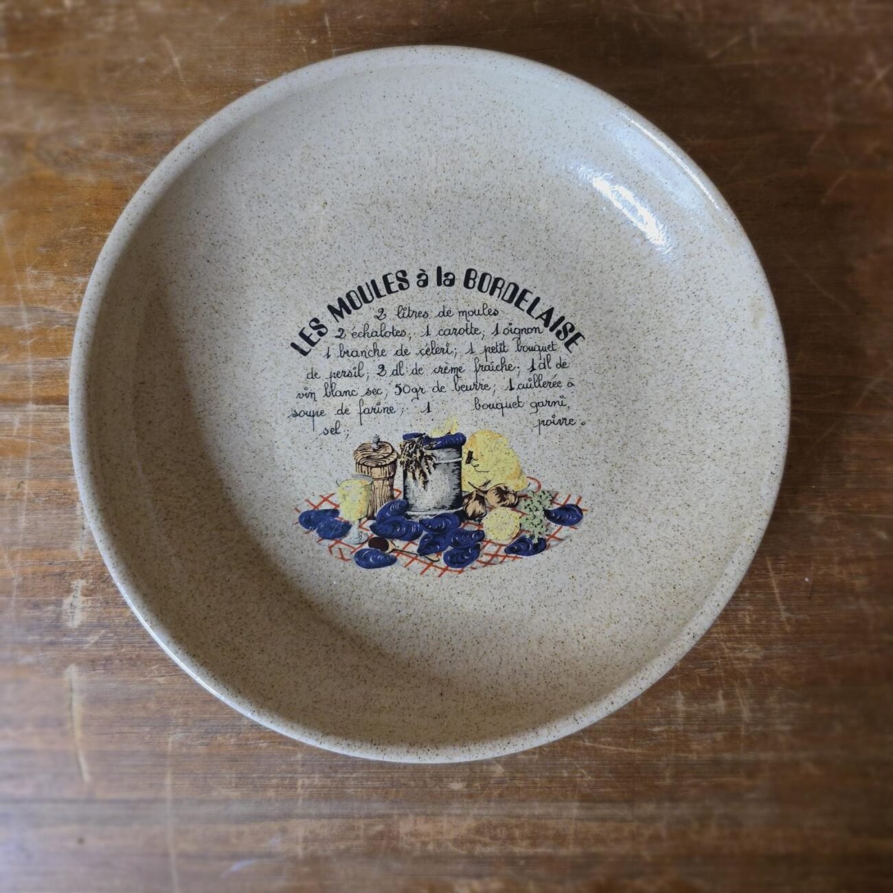 Assiette moules à la Bordelaise – texte imprimé au centre, décor alimentaire