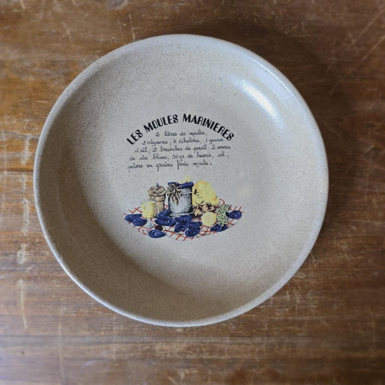 Assiette moules à la Marinière – texte imprimé au centre, décor alimentaire