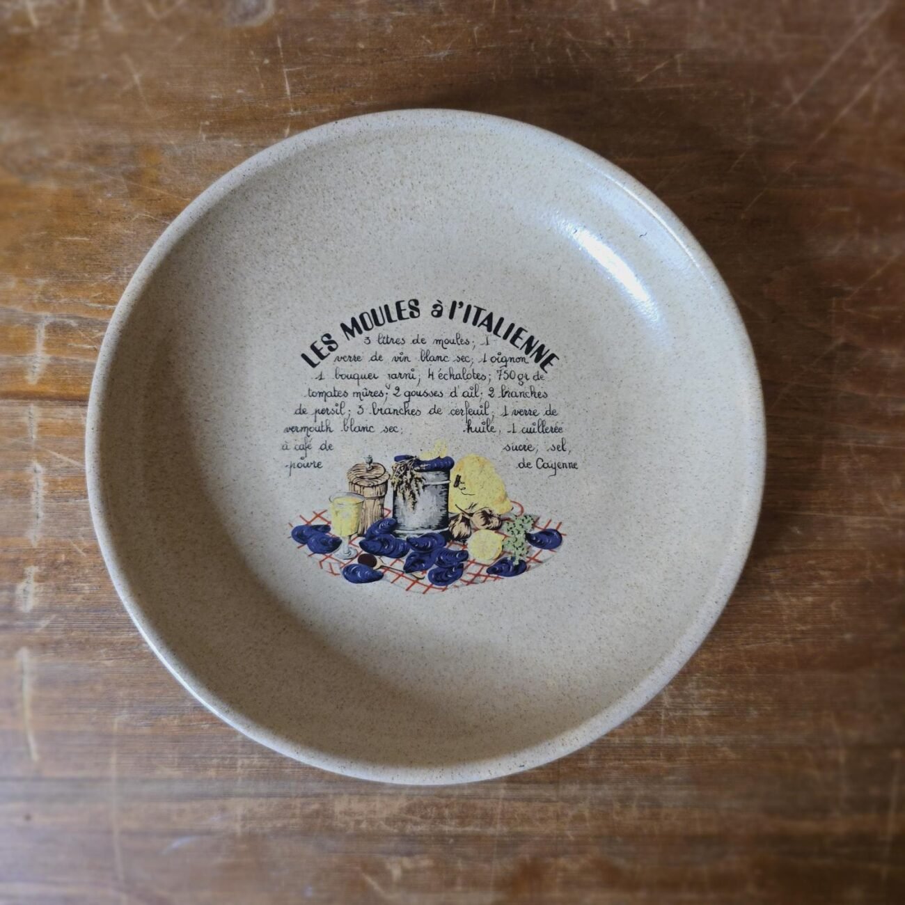 Assiette creuse moules à l’Italienne – décor vintage et fond moucheté beige