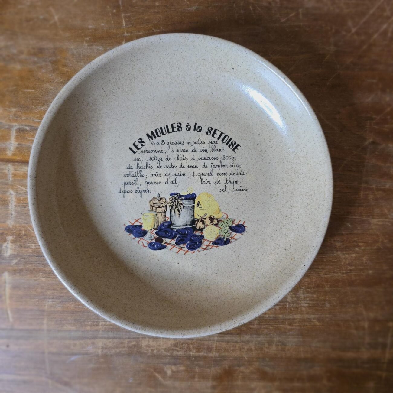 Assiette creuse moules à la Sétoise – décor vintage et fond moucheté beige