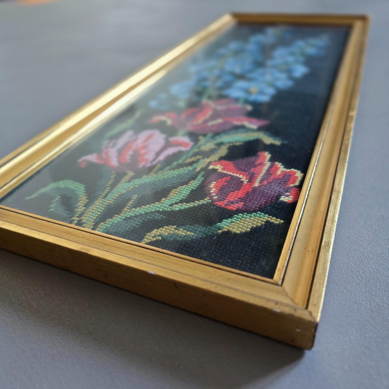 Vue en diagonale du cadre fleuri – broderie main et cadre doré mis en valeur