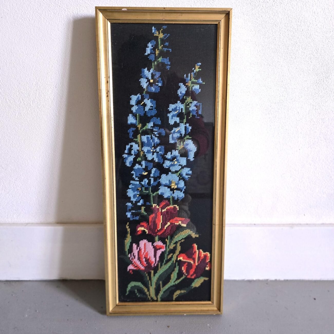 Vue frontale du cadre fleuri brodé main, encadrement doré ancien – style rétro vertical