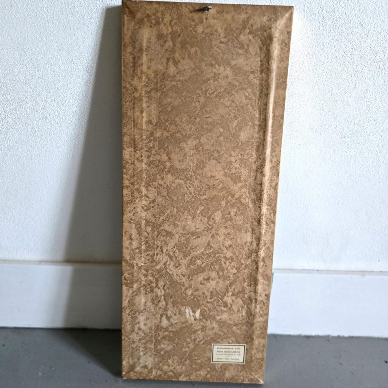 Dos du cadre vintage avec papier marbré d’origine et étiquette de l’encadreur René Hugounenc