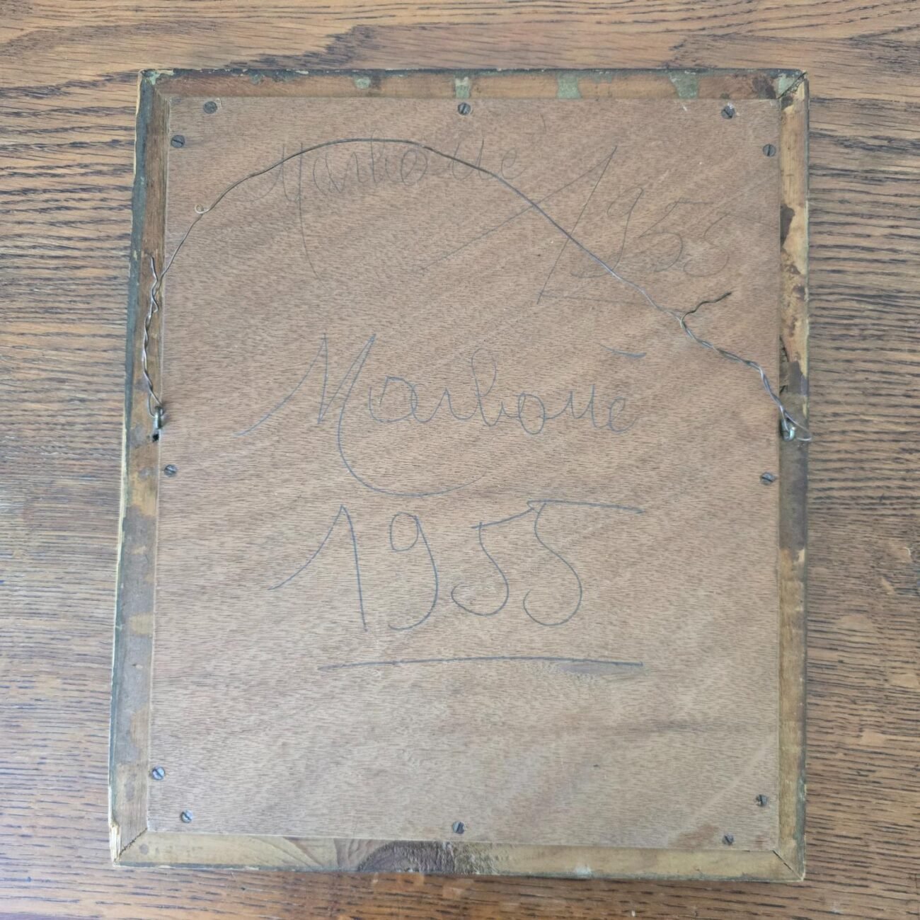 Dos du cadre en bois avec annotation manuscrite « 1955 » et accrochage en fil de fer torsadé.