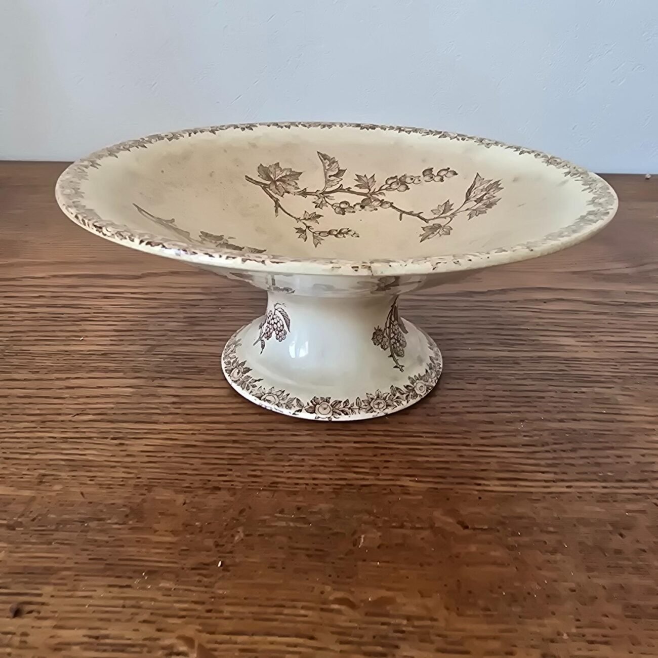 Compotier ancien à piédouche, décor sépia de poires sur branche
