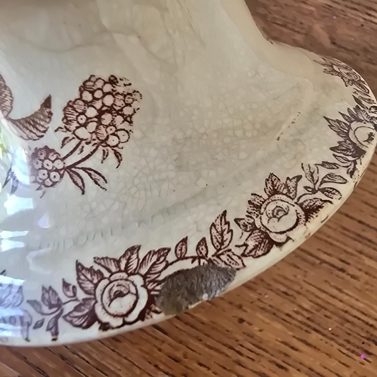 Ébréchure visible sur le pied du compotier ancien