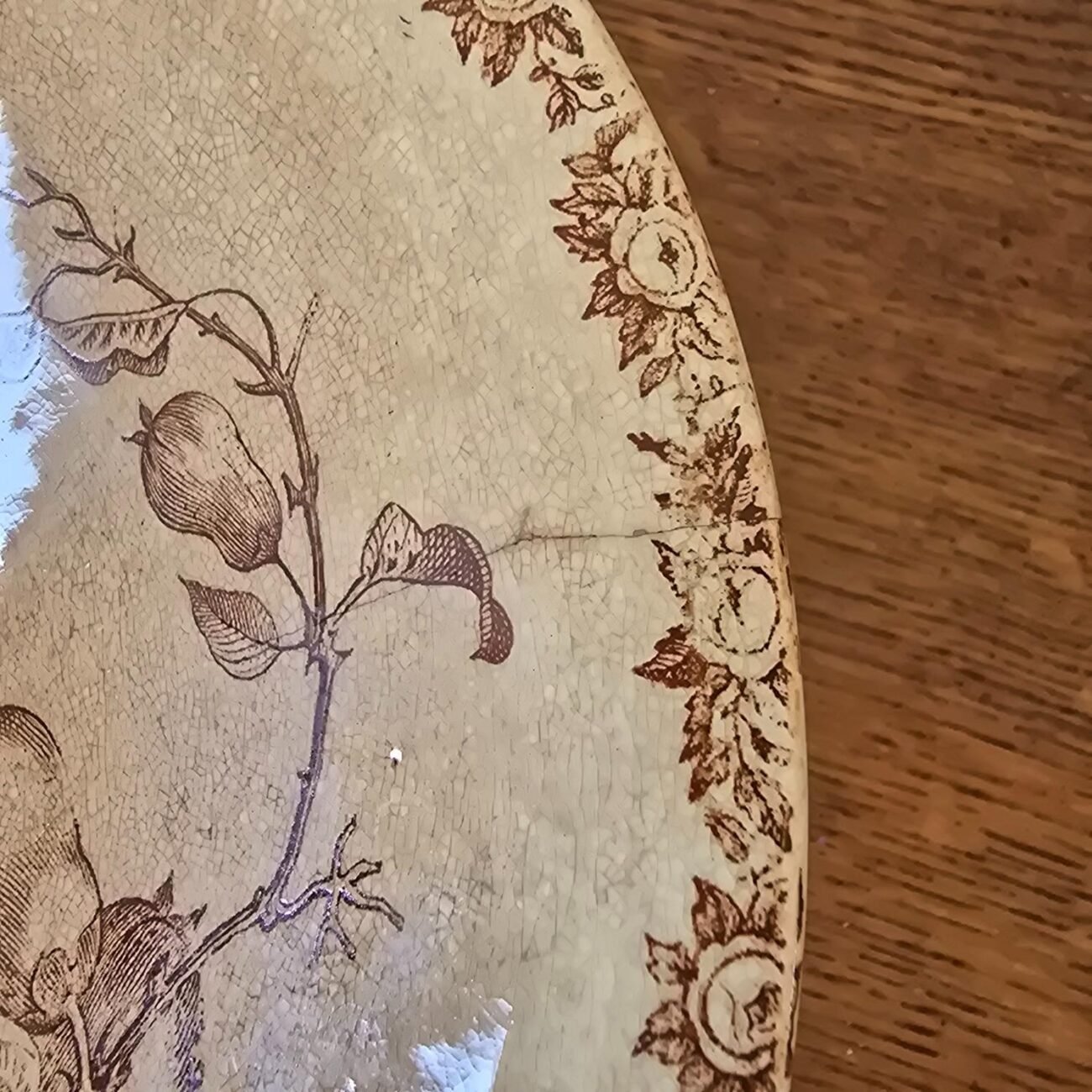 Bord du compotier avec belle patine et décor brun floral