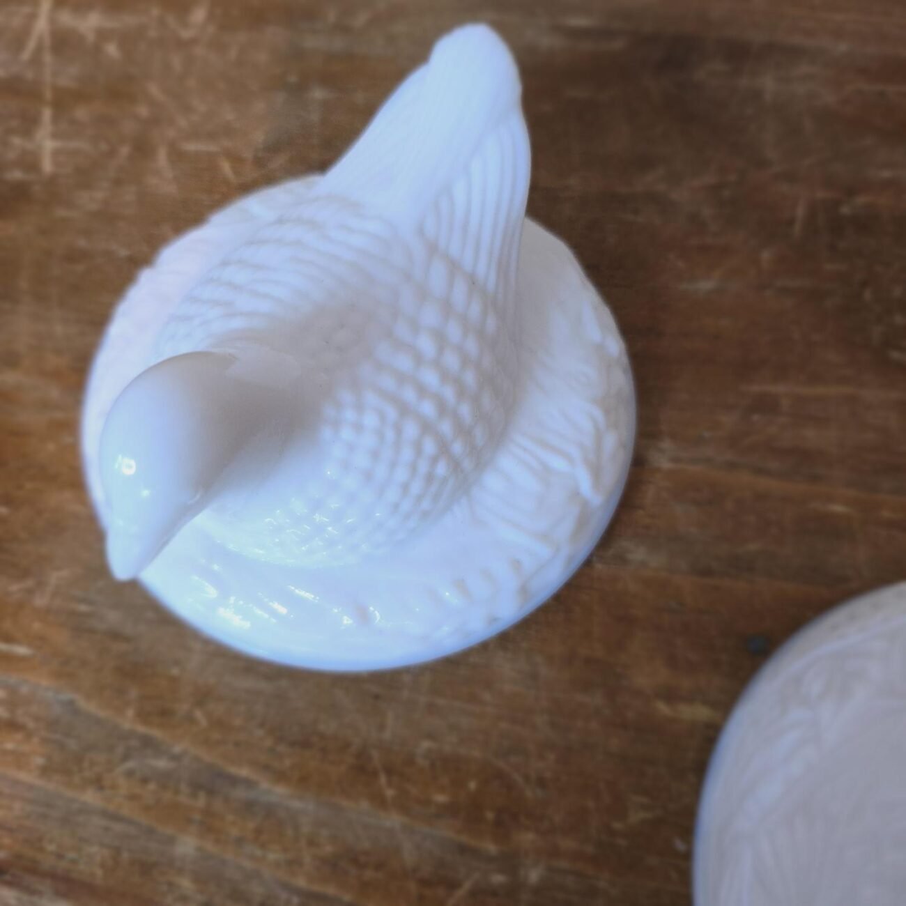 Vue du couvercle seul avec l’oiseau sculpté