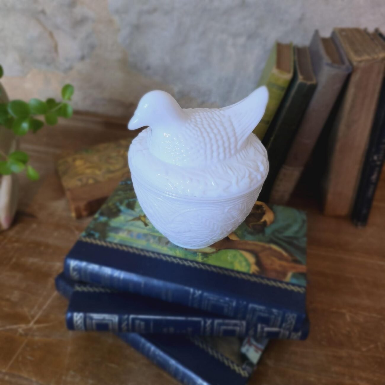 Boîte vintage Avon en opaline blanche avec oiseau sur couvercle