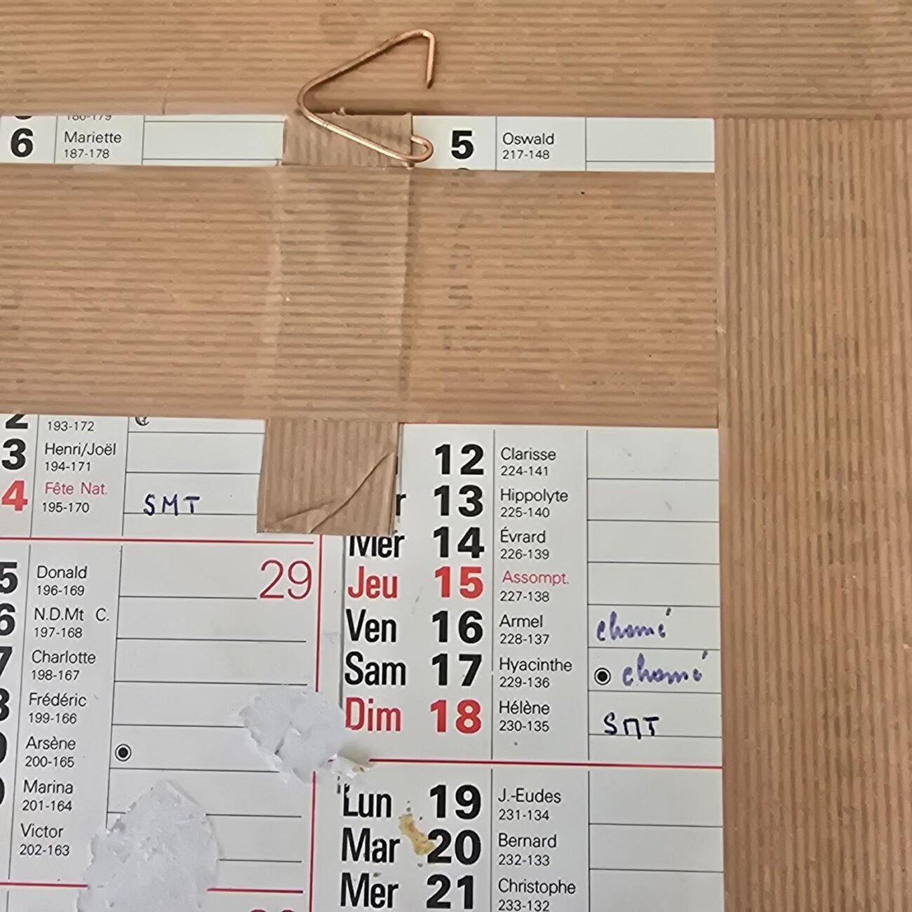 Détail du dos du cadre doré avec calendrier d'époque - Inscription visible dans les dates
