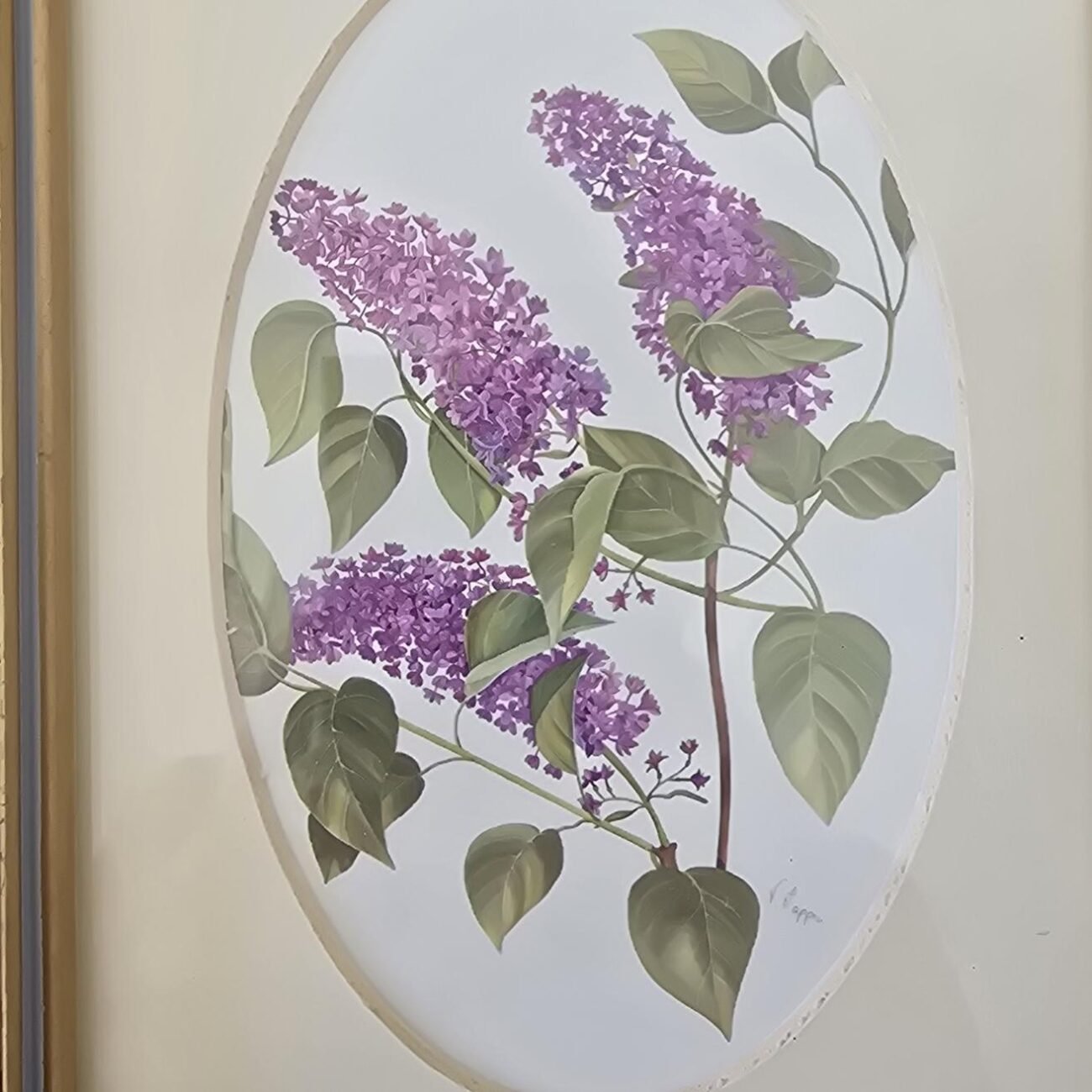 Gros plan sur l'illustration d'une fleur move signée V. Mappin