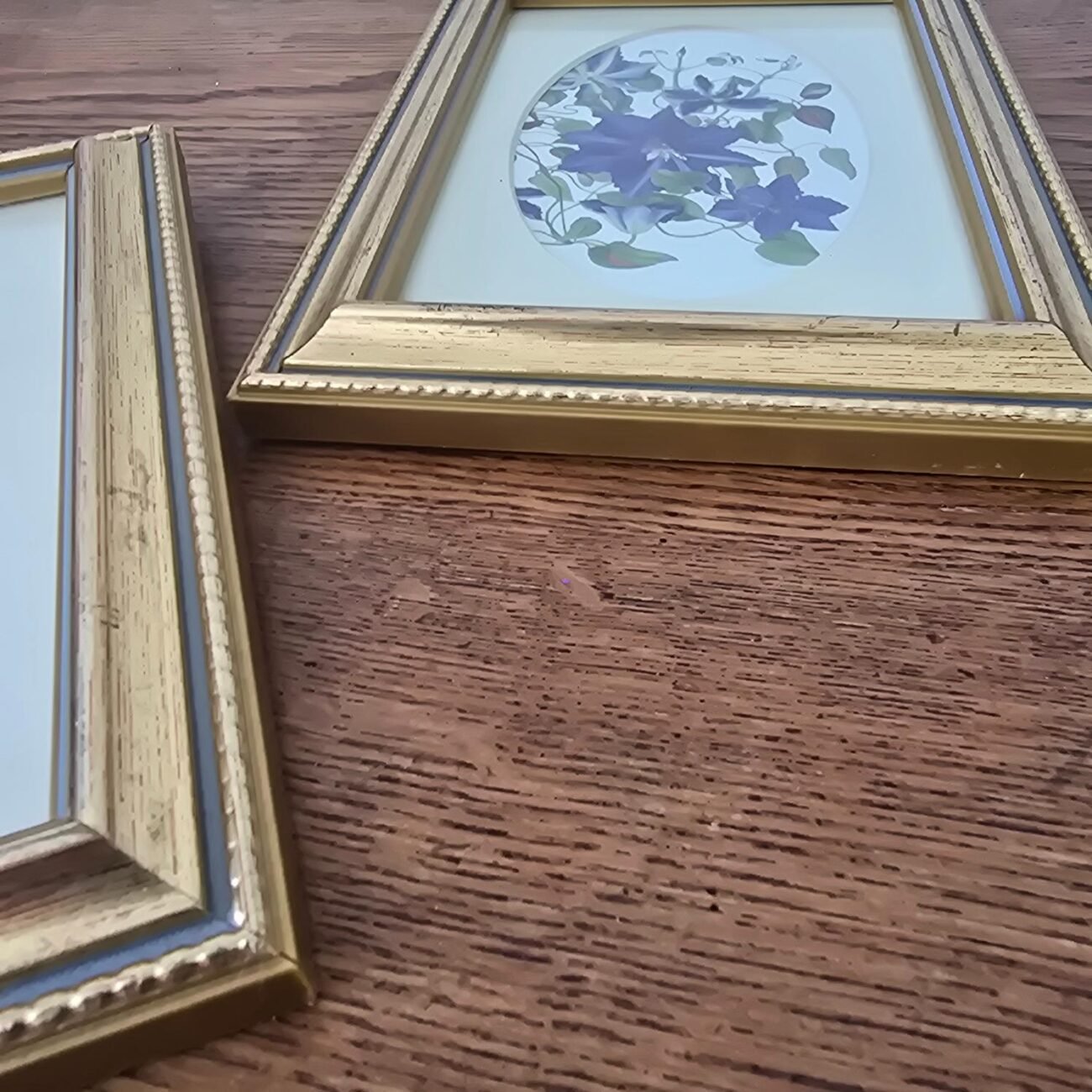Vue de profil des cadres dorés V. Mappin - Fleurs violettes
