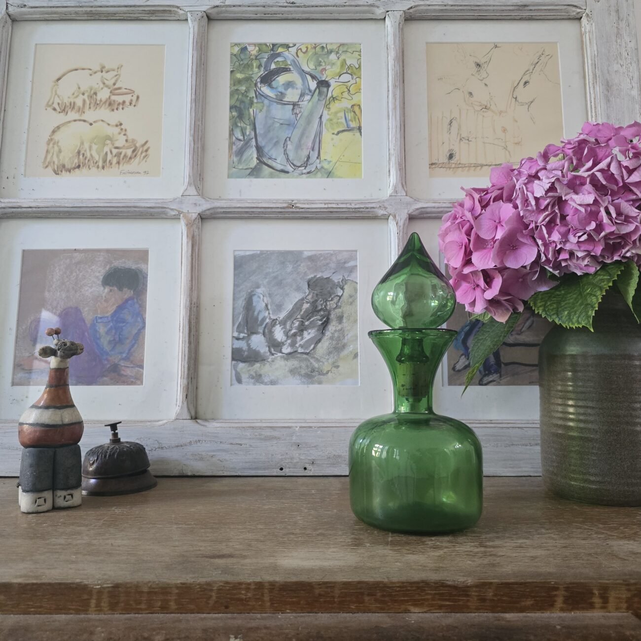 Vue d’ensemble de la carafe sur un fond de cadre et hortensias.