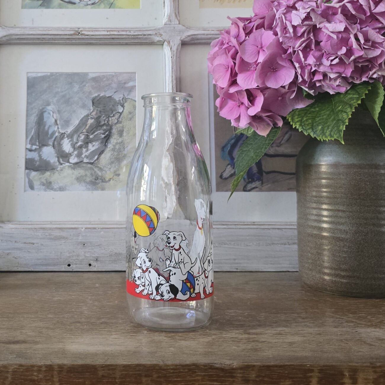 Carafe Disney en verre avec décor 101 Dalmatiens, vue de trois quarts, mettant en valeur les illustrations colorées des chiots et des balles.
