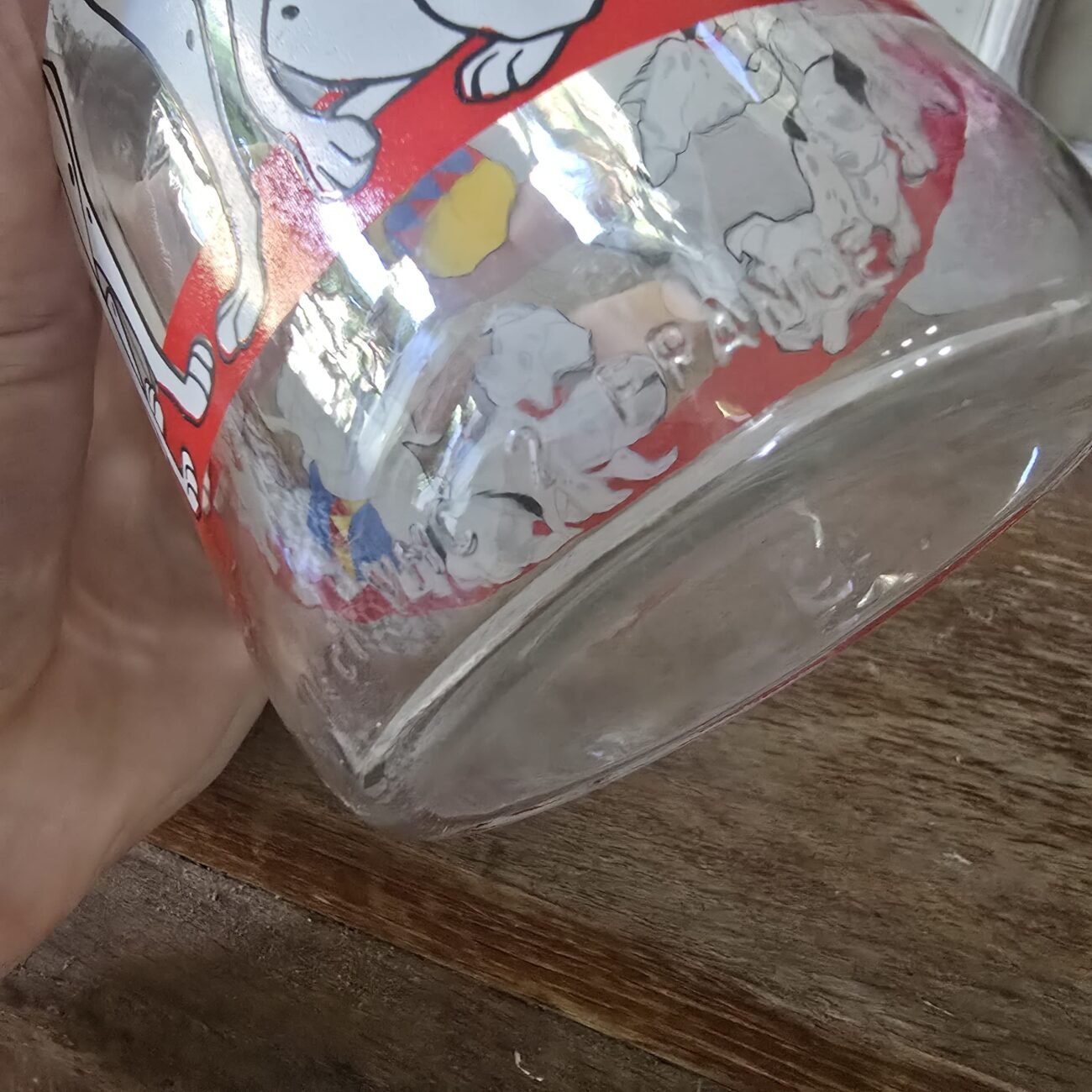 Zoom sur la base de la carafe en verre avec mention « VMC 2 France » en relief et décor de chiots dalmatiens.