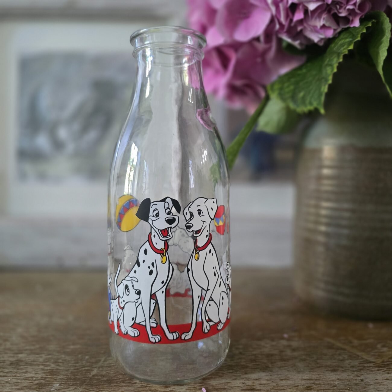 Autre angle de vue rapproché sur le décor dalmatien de la carafe en verre, mettant en valeur la brillance du matériau.