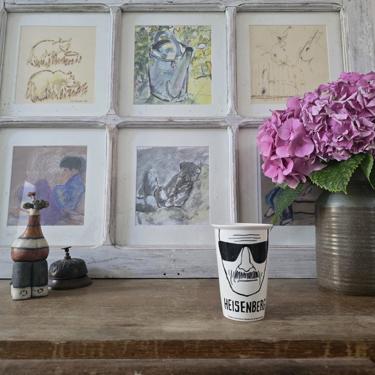 Le mug debout vu de loin dans une ambiance déco.