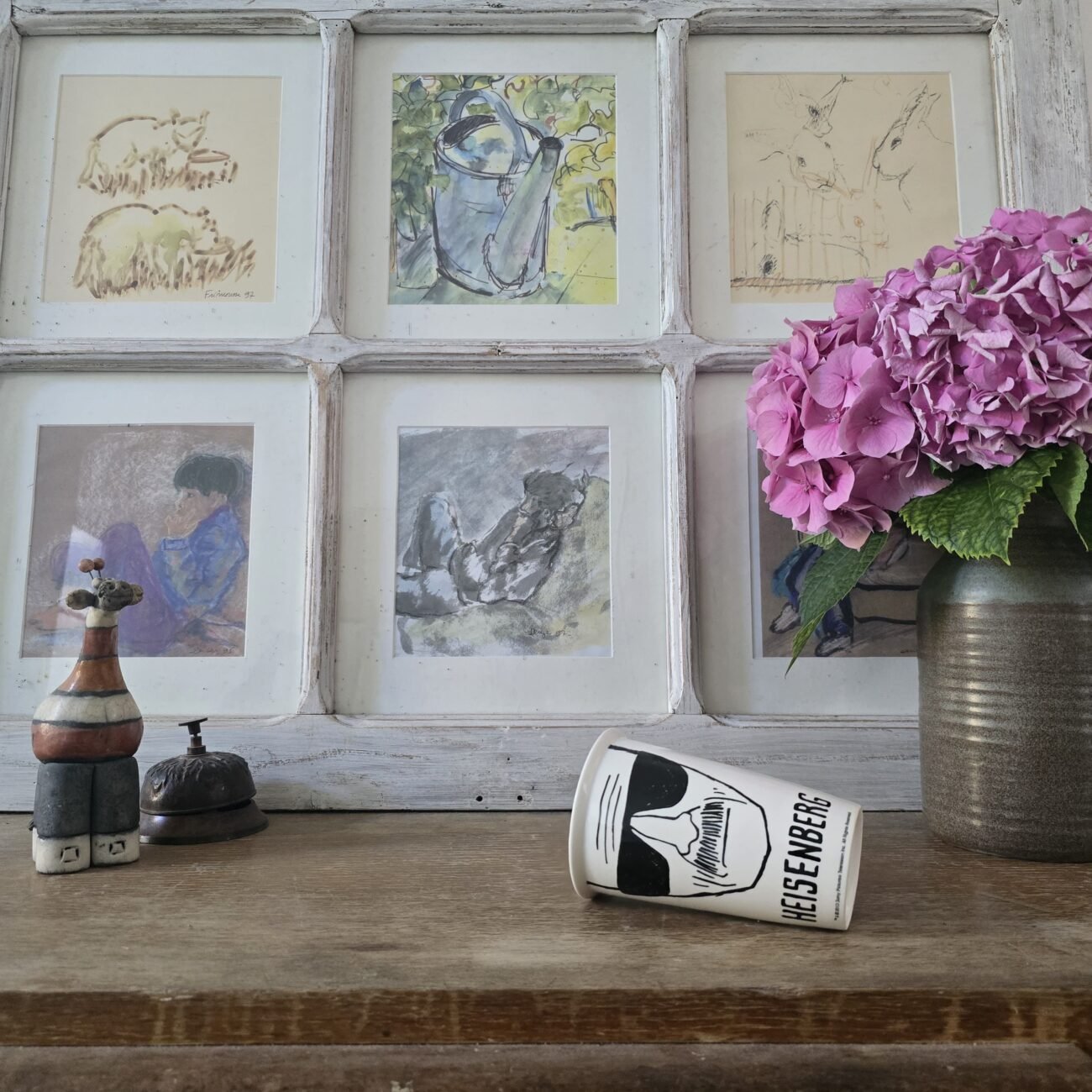 Le mug en position couchée avec vue sur le visage stylisé.