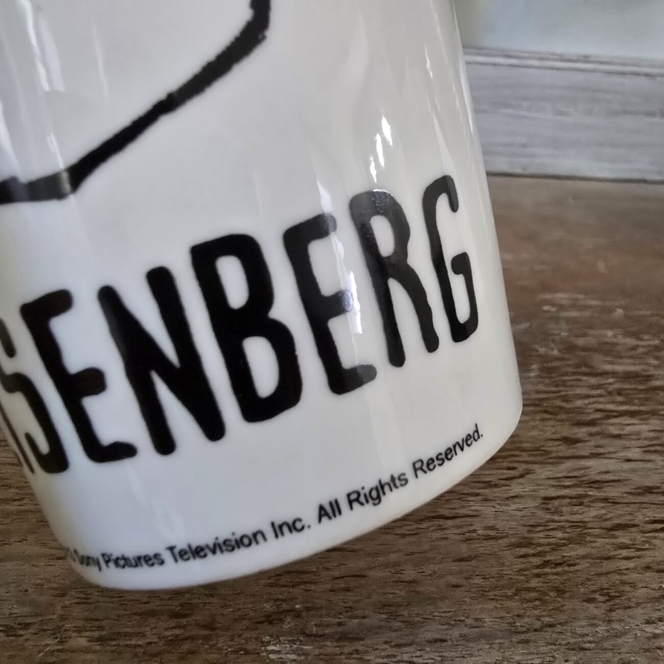 Détail de la partie basse du mug montrant la licence imprimée.