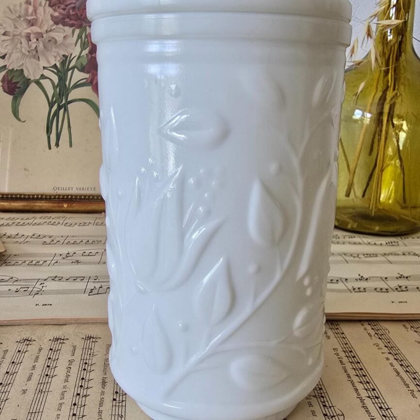 Zoom sur les motifs en relief du pot blanc vintage en verre opale.