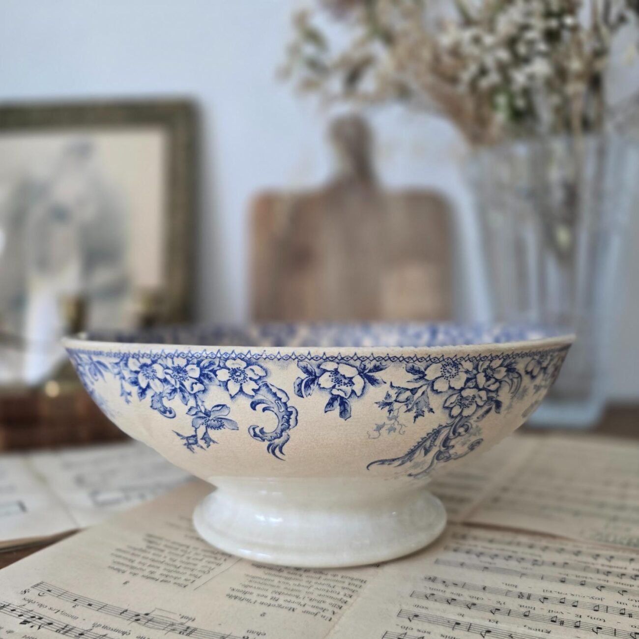Saladier ancien Boulenger & Cie – Choisy-le-Roi – vue de profil sur fond vintage fleuri