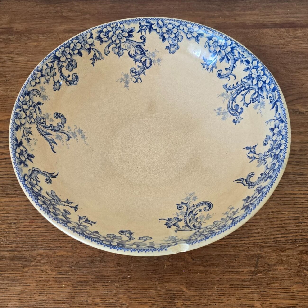 Saladier ancien vu de dessus, avec motif Wild Rose en bordure florale bleue