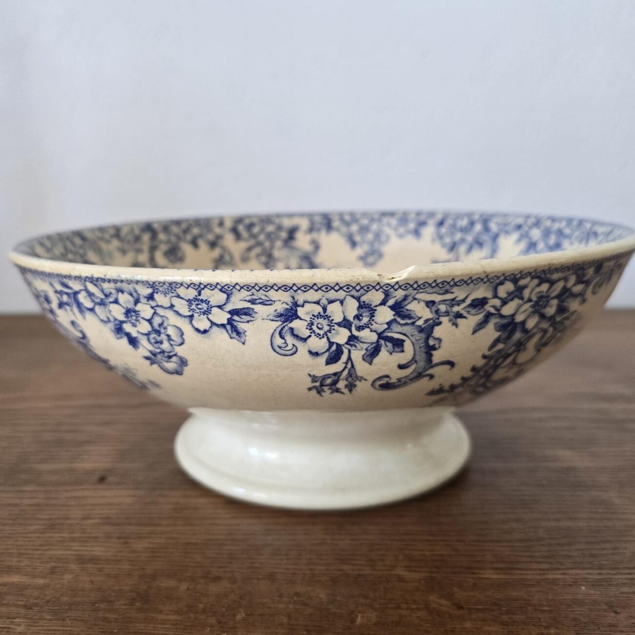 Vue de profil sur fond vintage fleuri du saladier ancien Boulenger & Cie – Choisy-le-Roi