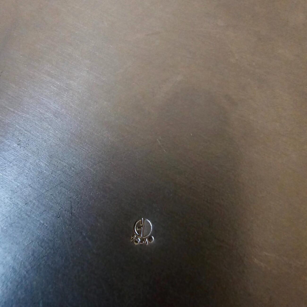 Zoom sur l’estampille Guy Degrenne gravée sous la base