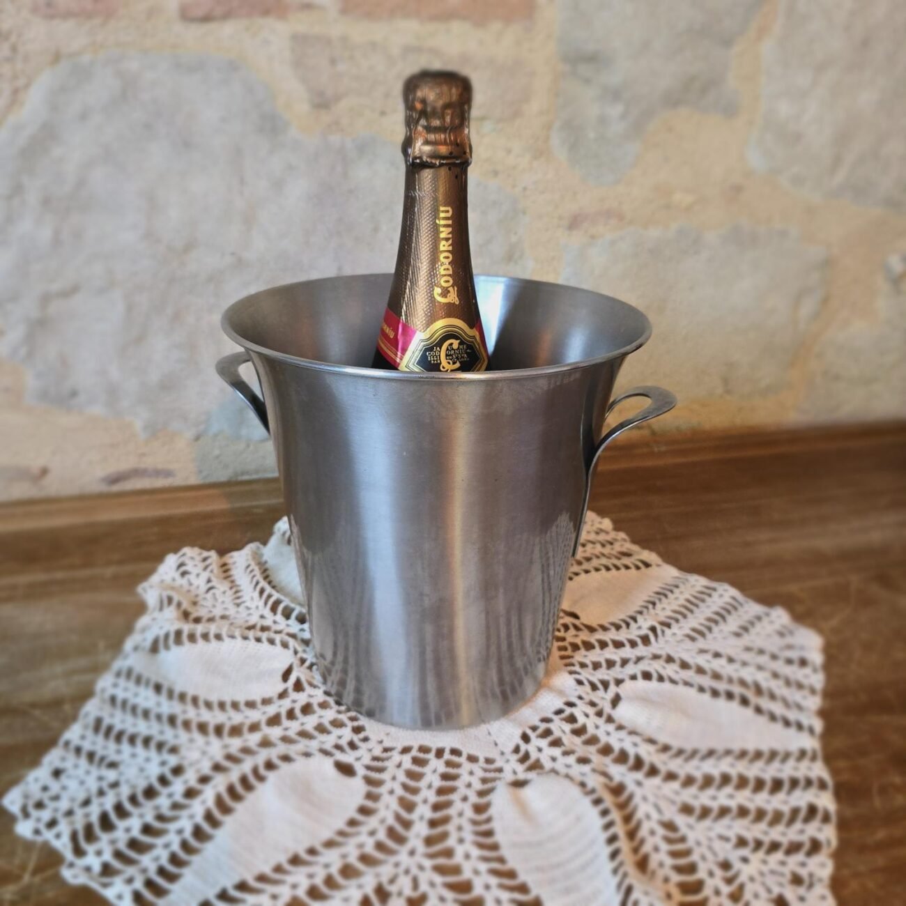Seau en scène avec bouteille de champagne à l'intérieur du seau
