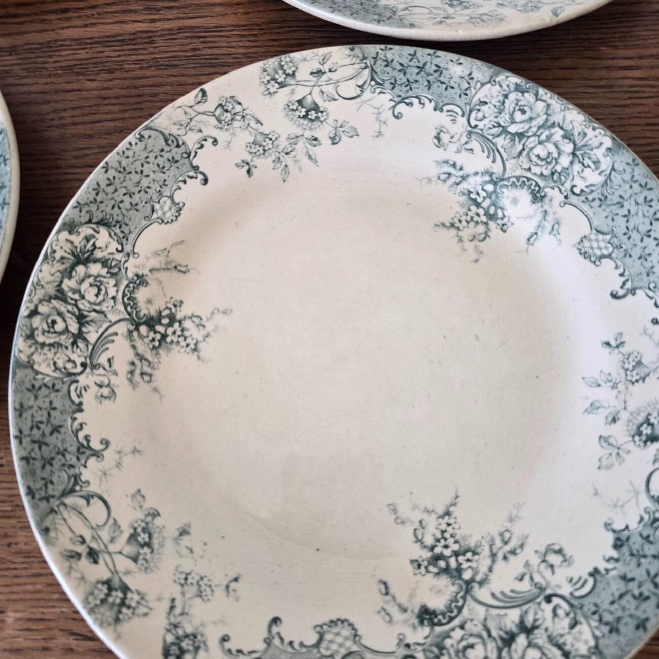 Détail décor floral bleu modèle Fécamp sur assiette Terre de Fer ancienne