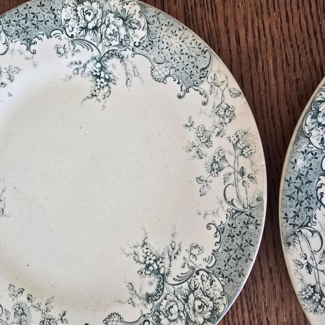 Autre vue du décor floral bleu modèle Fécamp sur assiette Terre de Fer ancienne