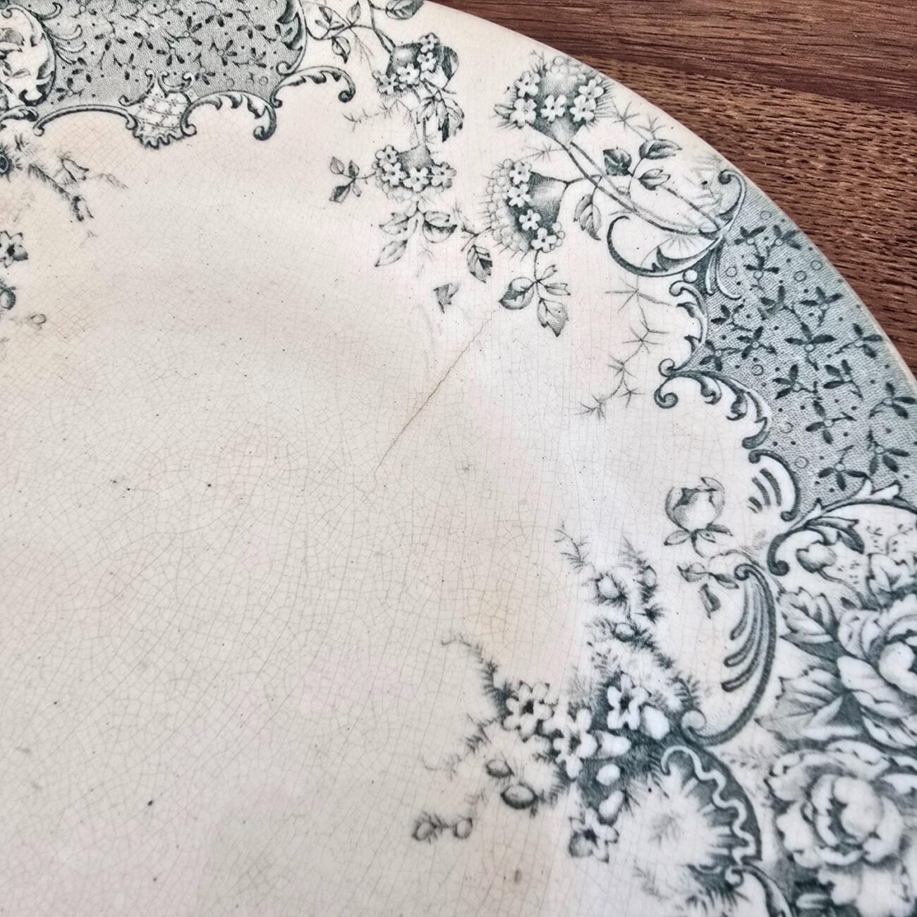 Zoom sur le décor floral bleu modèle Fécamp sur assiette Terre de Fer ancienne
