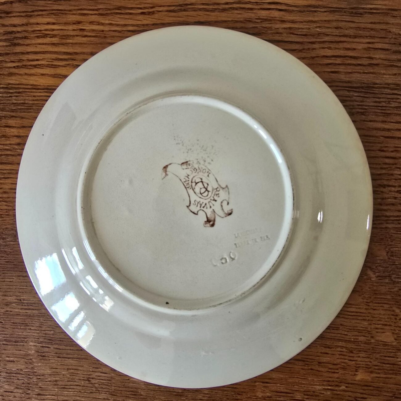 Dos assiette Longchamp ancienne estampillée terre de fer modèle Beauvais.