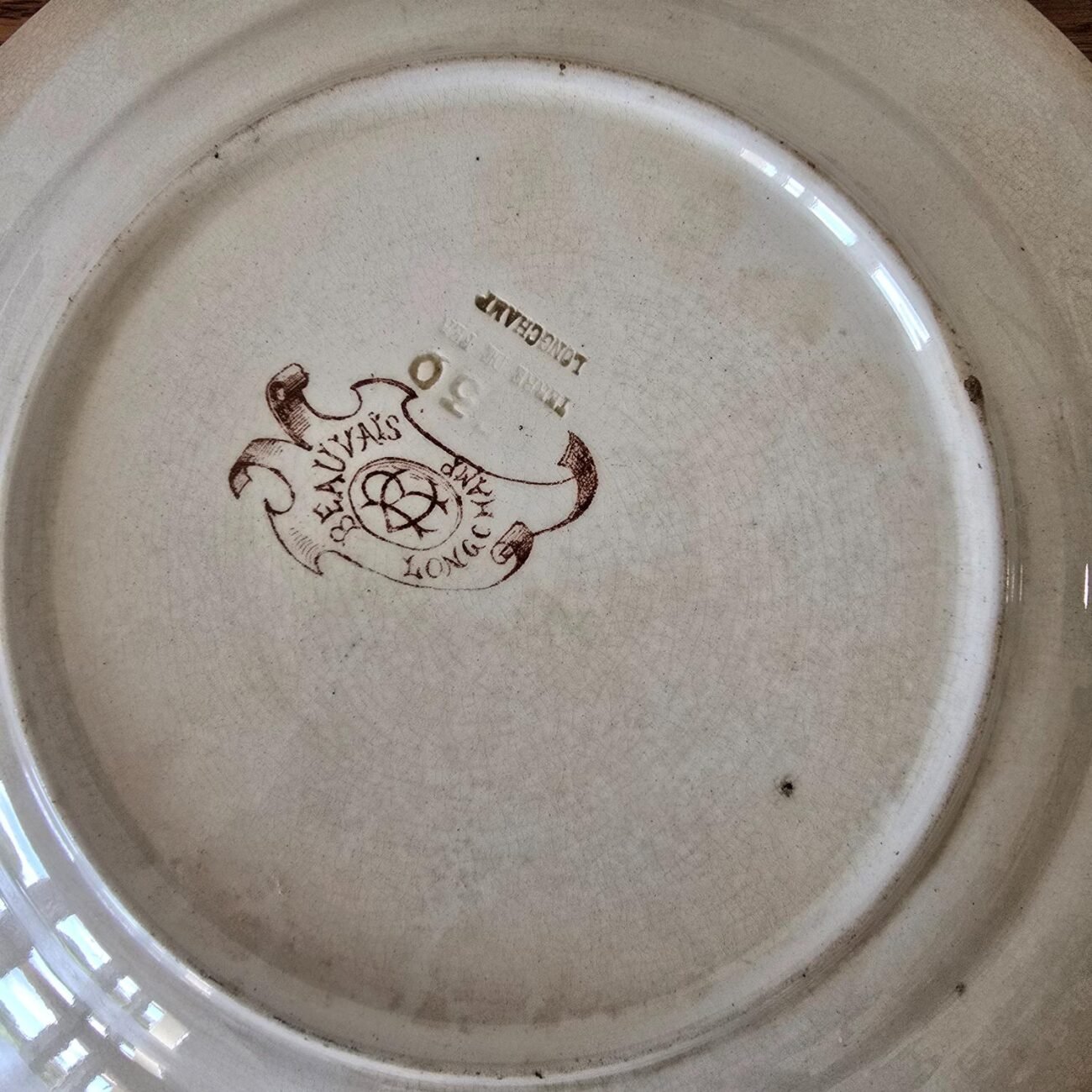 Estampille de l'assiette terre de fer modèle Beauvais, Longchamp.